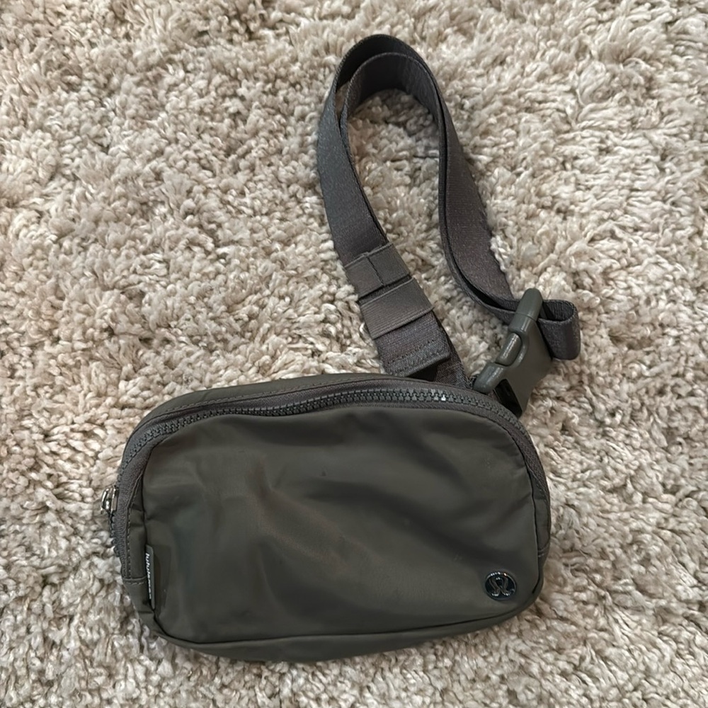 COPY - Lululemon army green everywhere belt bag!